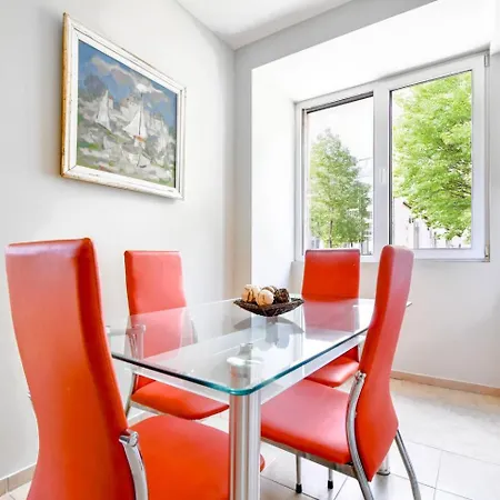 Park & Metro Nearby Washer Modern Bathroom *