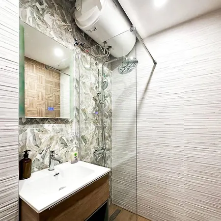 Park & Metro Nearby Washer Modern Bathroom Apartmán