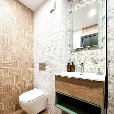 Park & Metro Nearby Washer Modern Bathroom *
